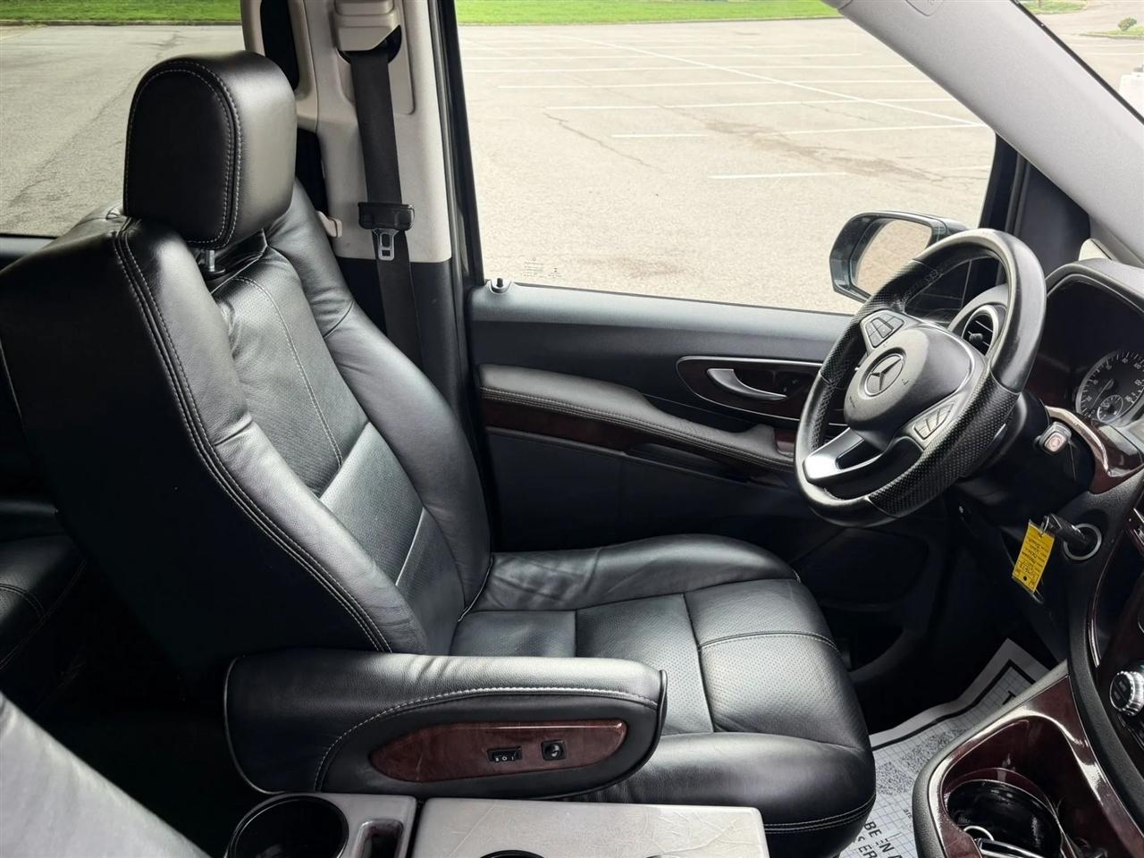Mercedes-Benz Metris Passenger Van Standard Roof 126" Wheelbase 2017