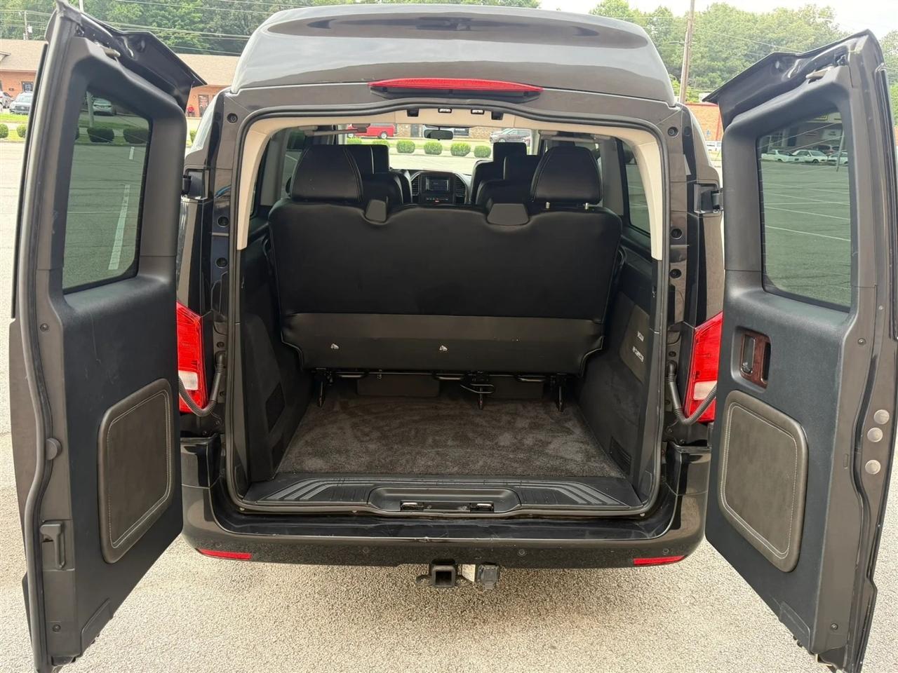 Mercedes-Benz Metris Passenger Van Standard Roof 126" Wheelbase 2017