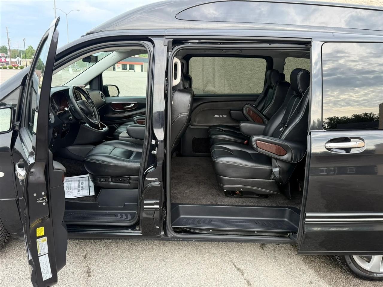 Mercedes-Benz Metris Passenger Van Standard Roof 126" Wheelbase 2017