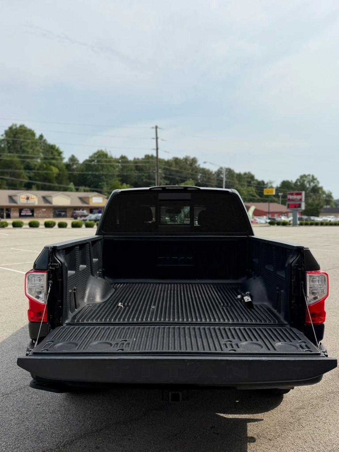 Nissan Titan 4x4 Crew Cab SV 2019