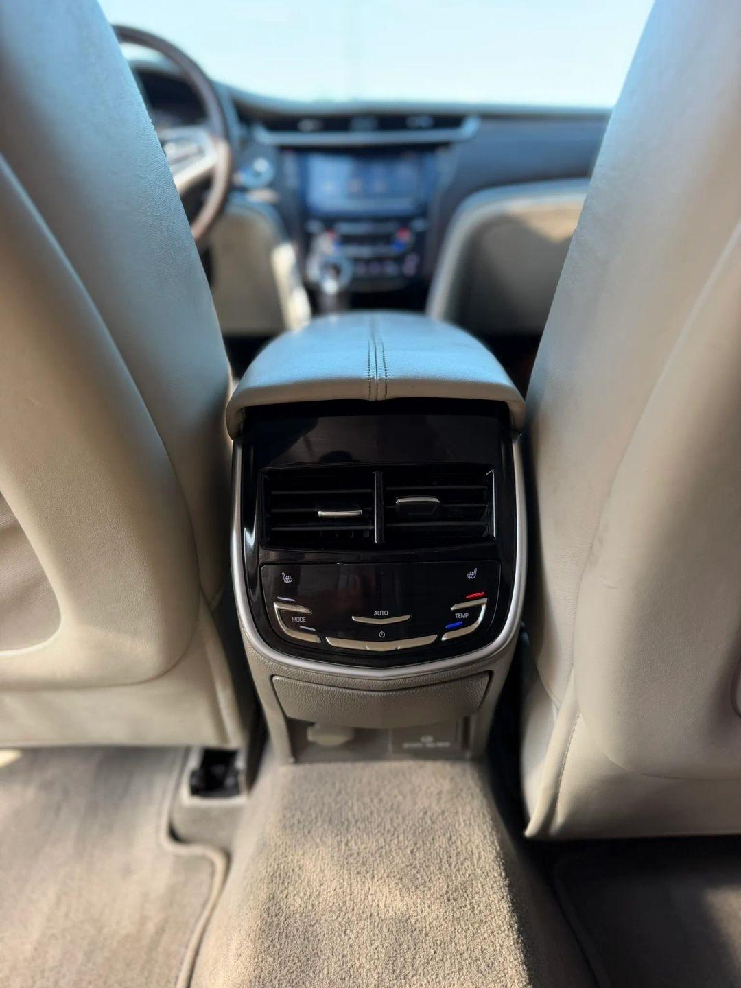 Cadillac XTS 4dr Sdn Platinum AWD 2013