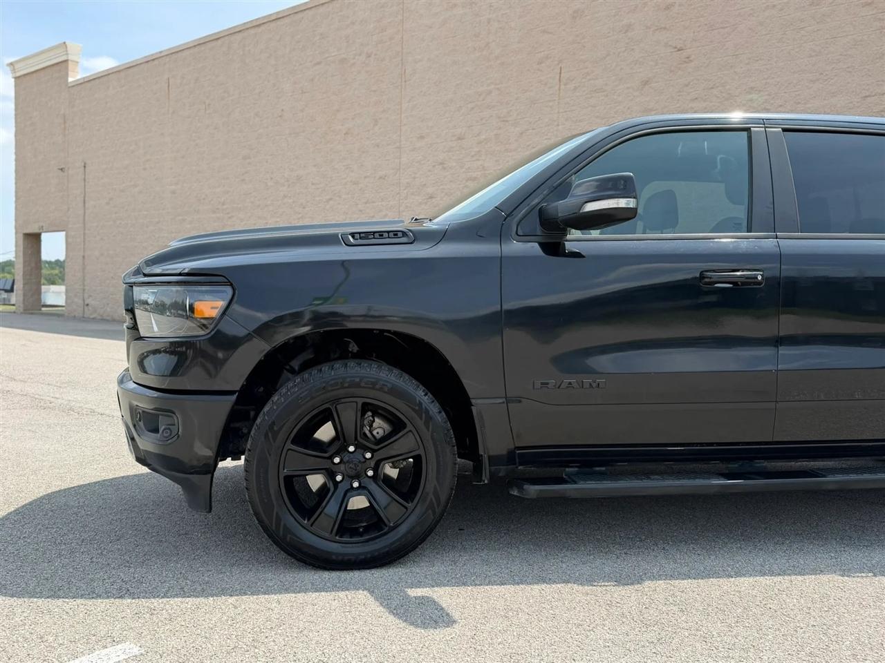 RAM 1500 Big Horn 4x4 Crew Cab 5'7" Box 2020