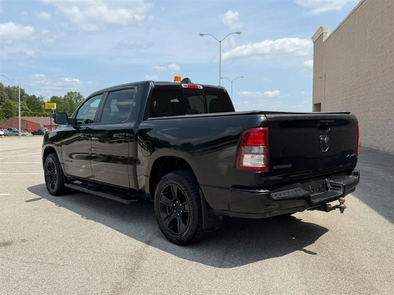 RAM 1500 Big Horn 4x4 Crew Cab 5'7" Box 2020