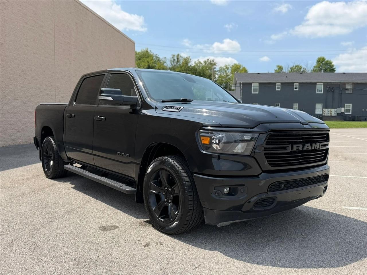 RAM 1500 Big Horn 4x4 Crew Cab 5'7" Box 2020