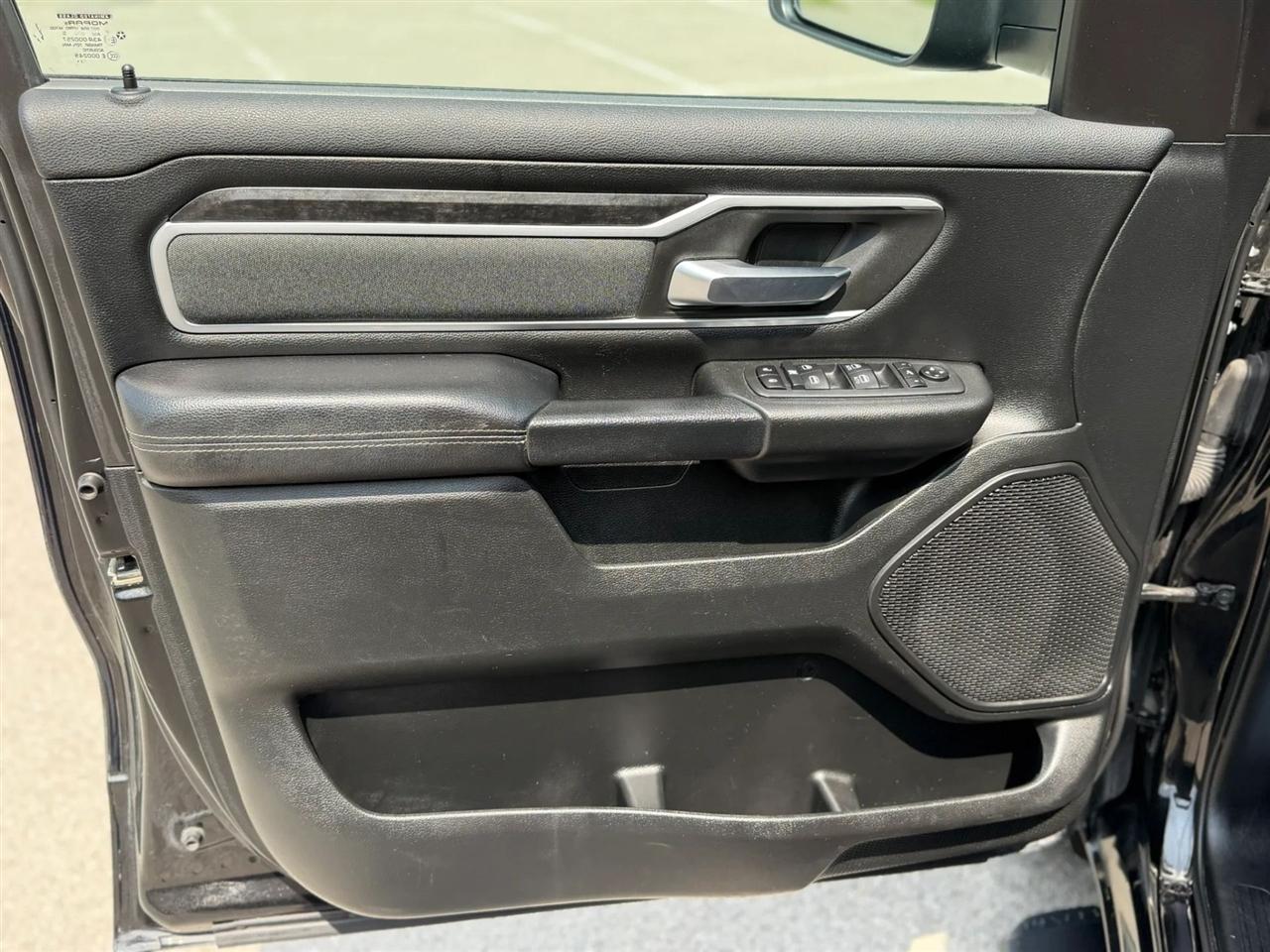 RAM 1500 Big Horn 4x4 Crew Cab 5'7" Box 2020