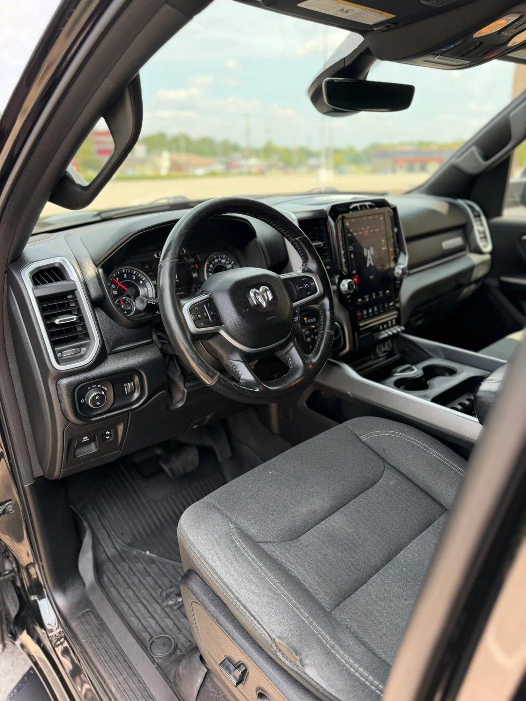 RAM 1500 Big Horn 4x4 Crew Cab 5'7" Box 2020