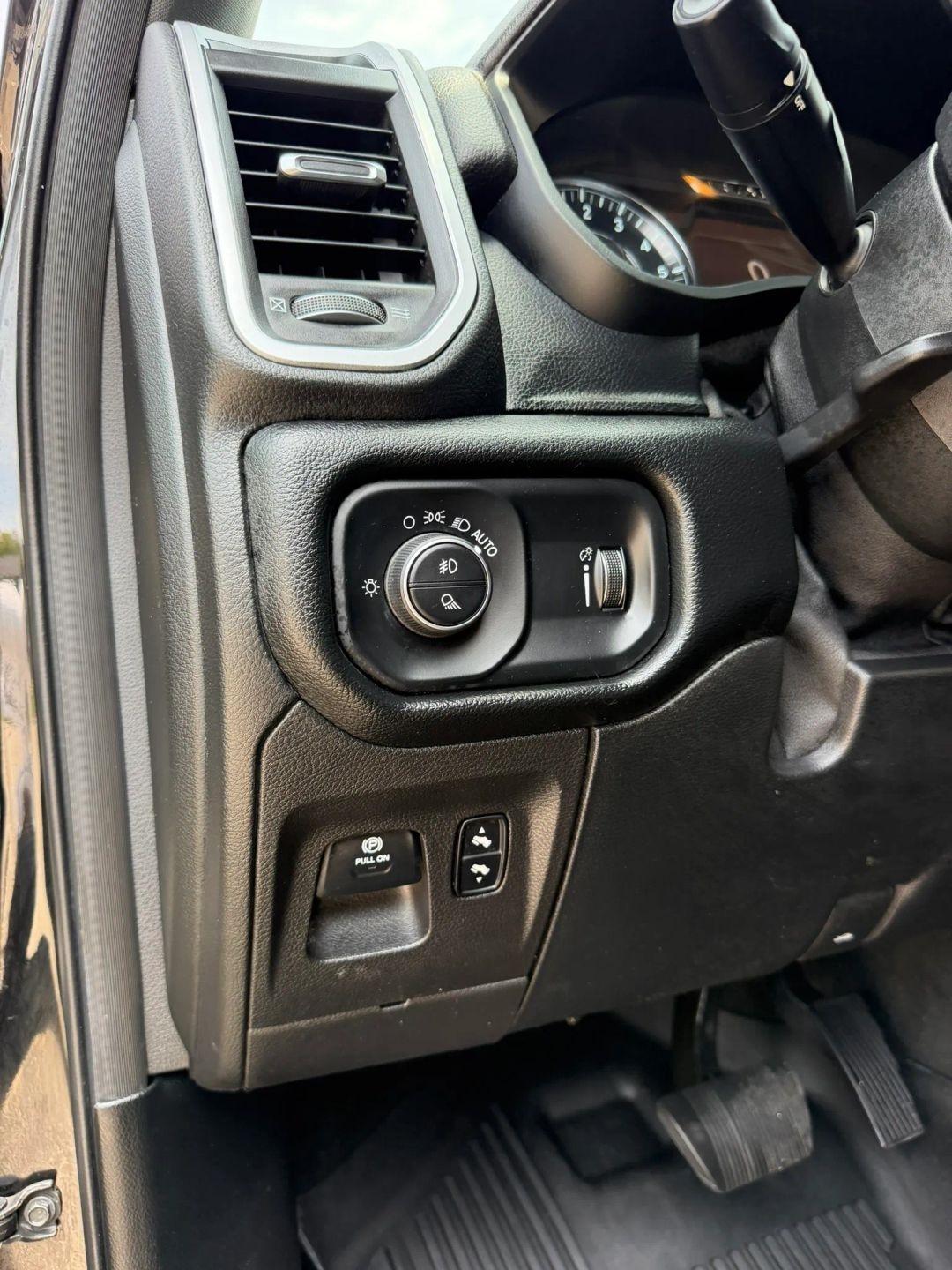 RAM 1500 Big Horn 4x4 Crew Cab 5'7" Box 2020