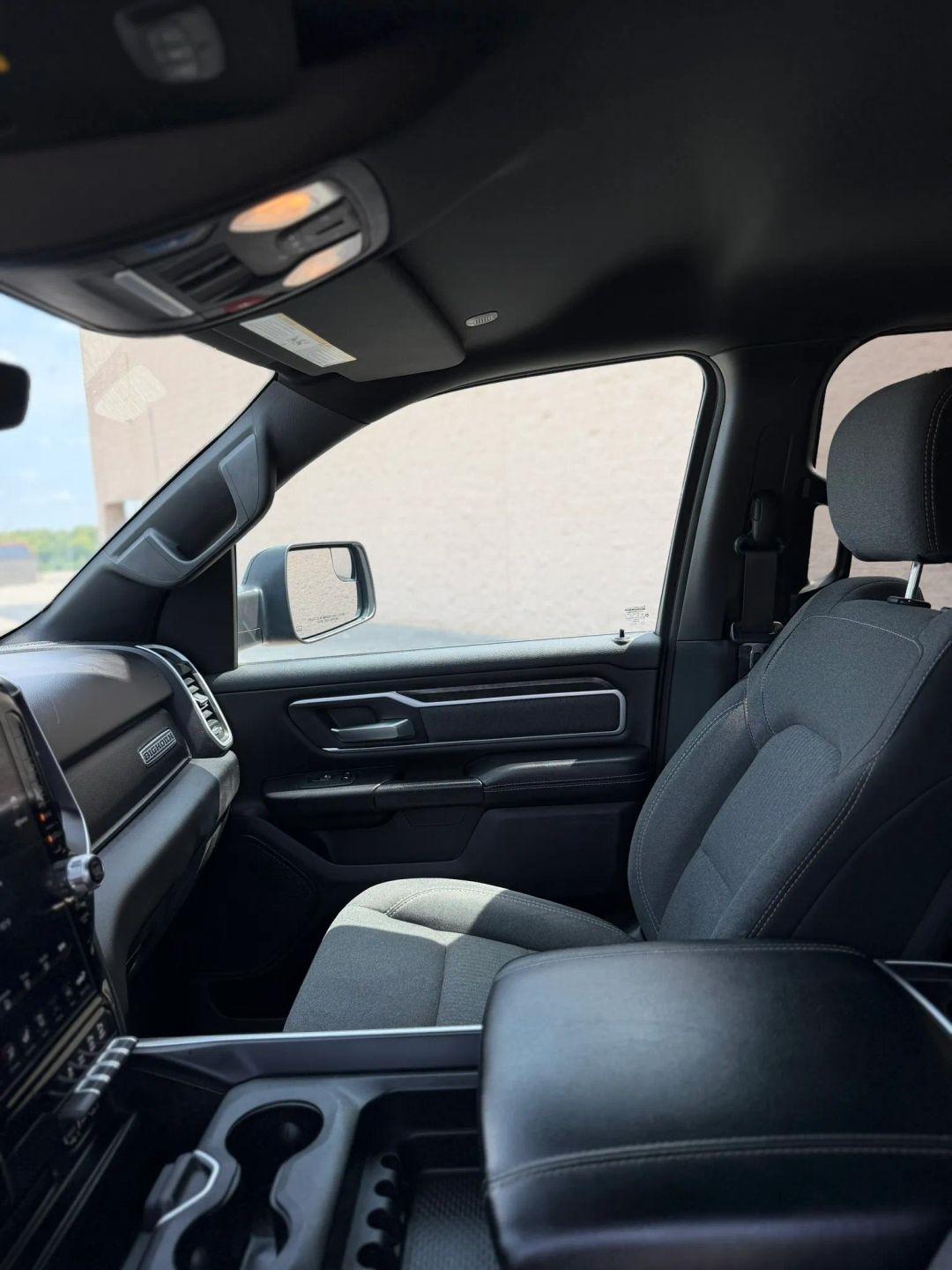 RAM 1500 Big Horn 4x4 Crew Cab 5'7" Box 2020