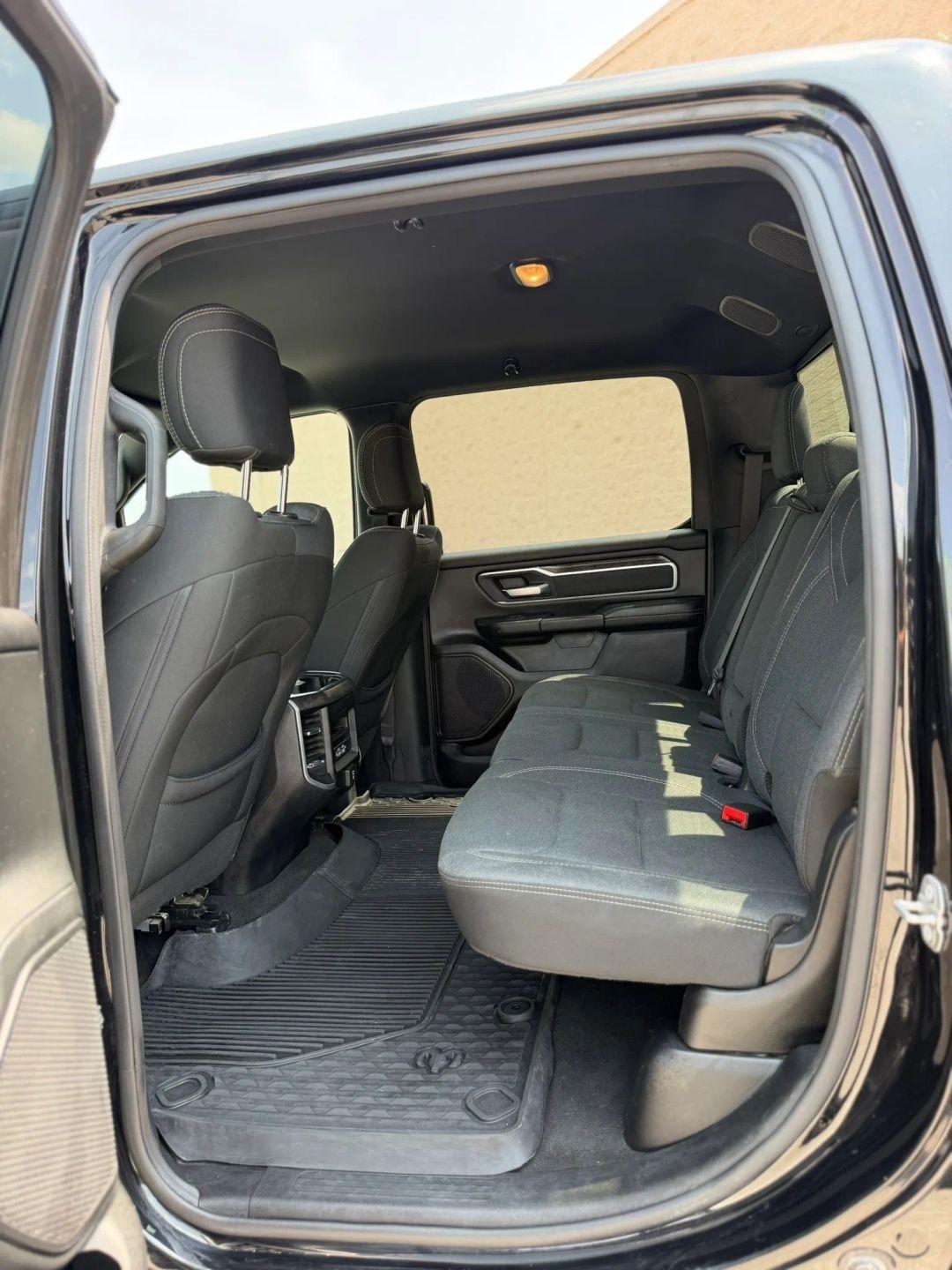 RAM 1500 Big Horn 4x4 Crew Cab 5'7" Box 2020