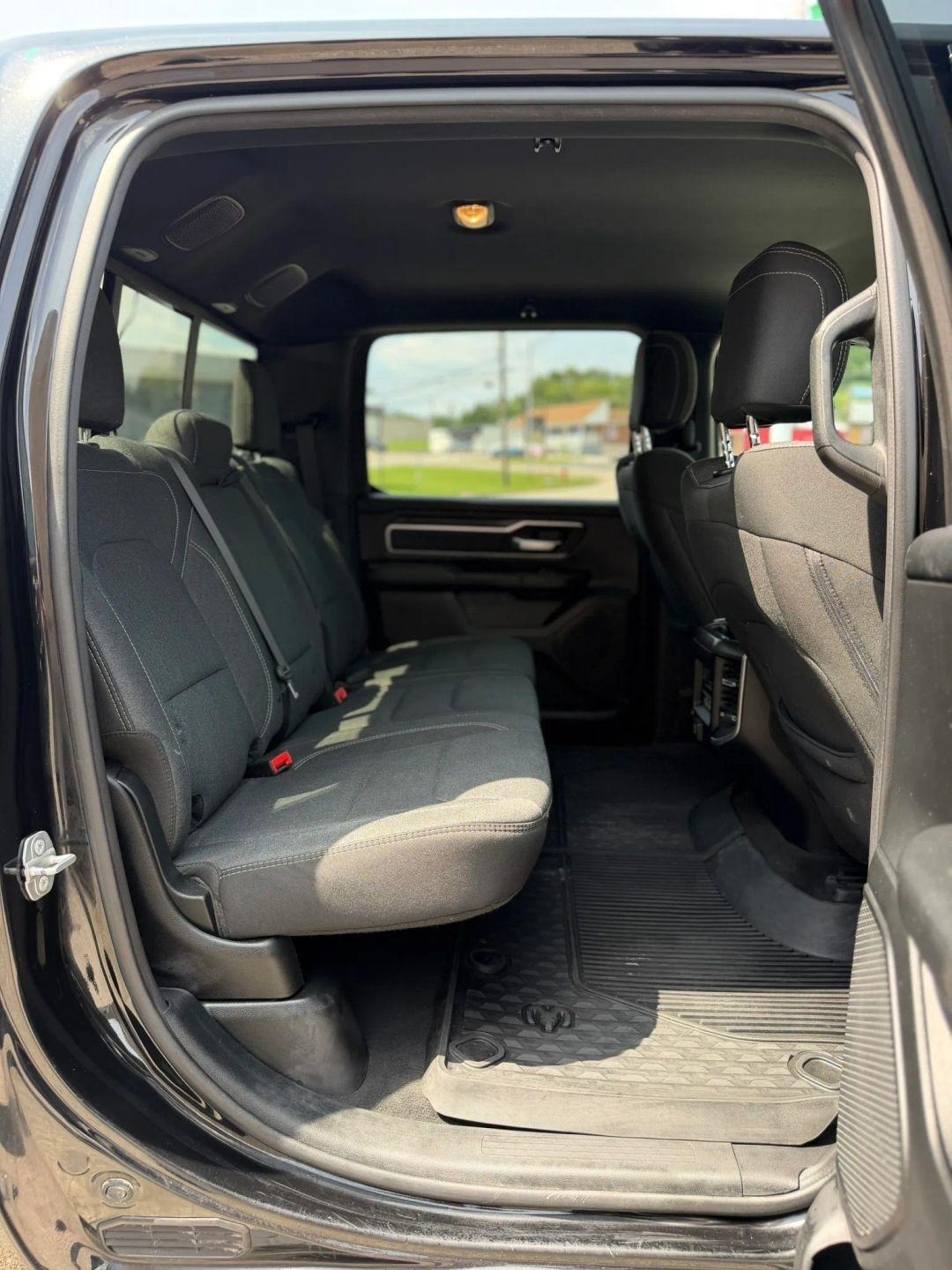 RAM 1500 Big Horn 4x4 Crew Cab 5'7" Box 2020