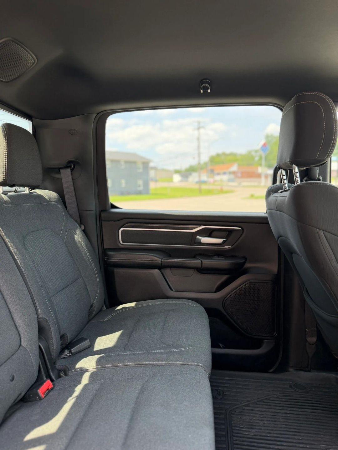 RAM 1500 Big Horn 4x4 Crew Cab 5'7" Box 2020