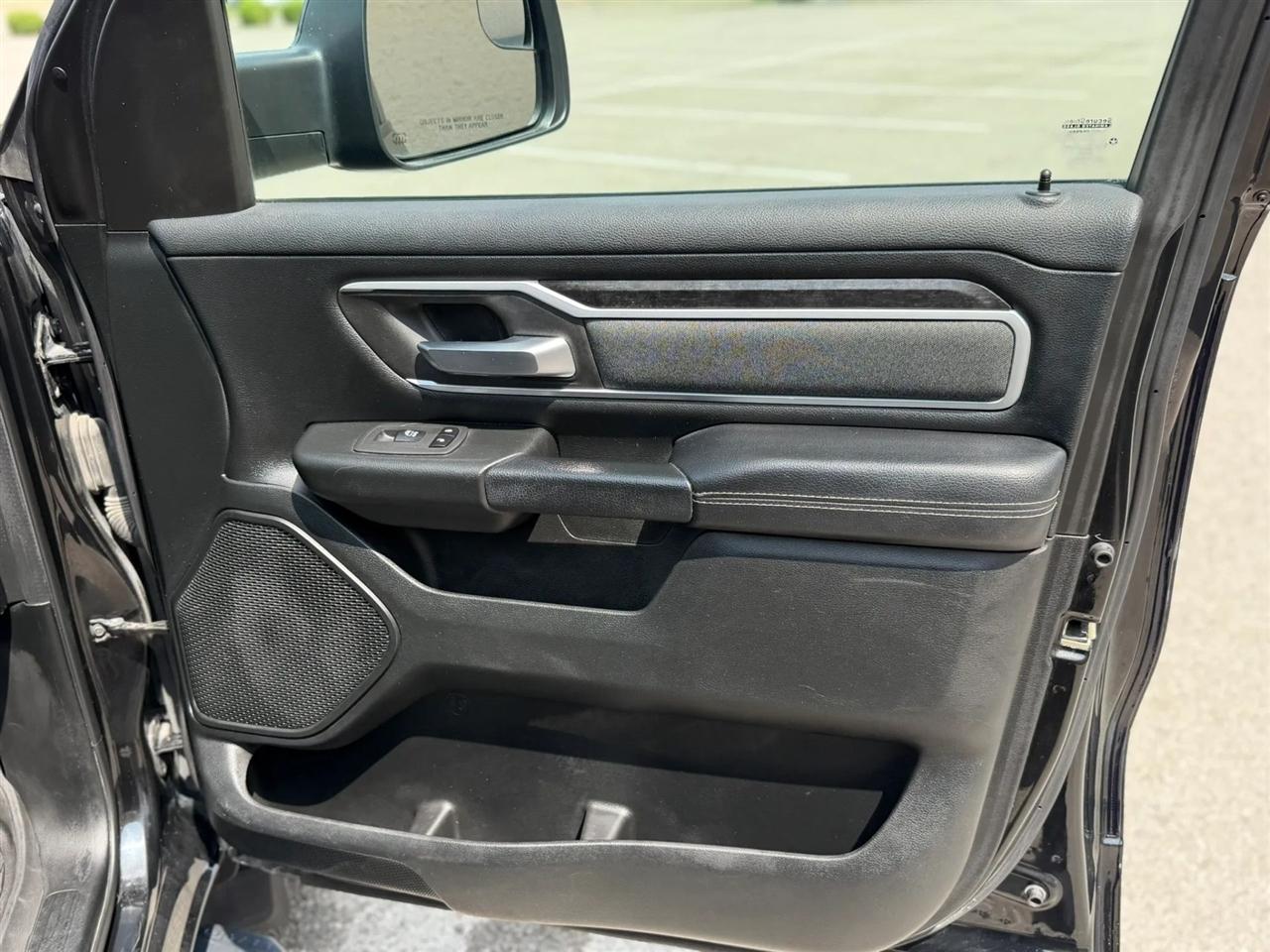 RAM 1500 Big Horn 4x4 Crew Cab 5'7" Box 2020
