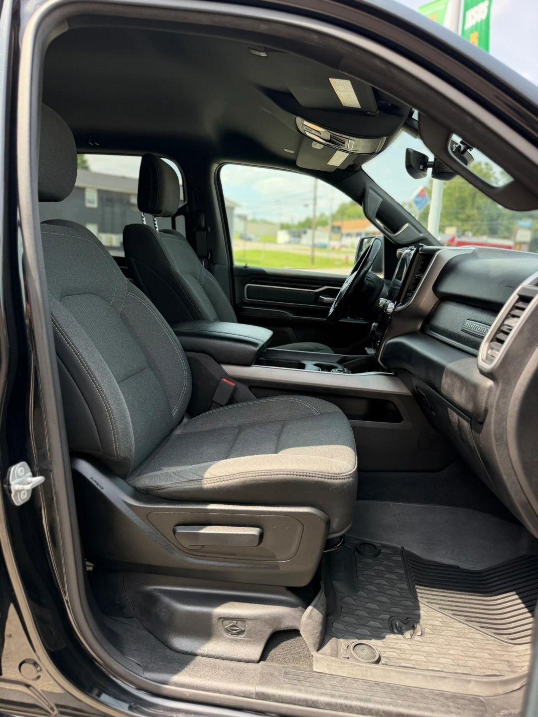 RAM 1500 Big Horn 4x4 Crew Cab 5'7" Box 2020