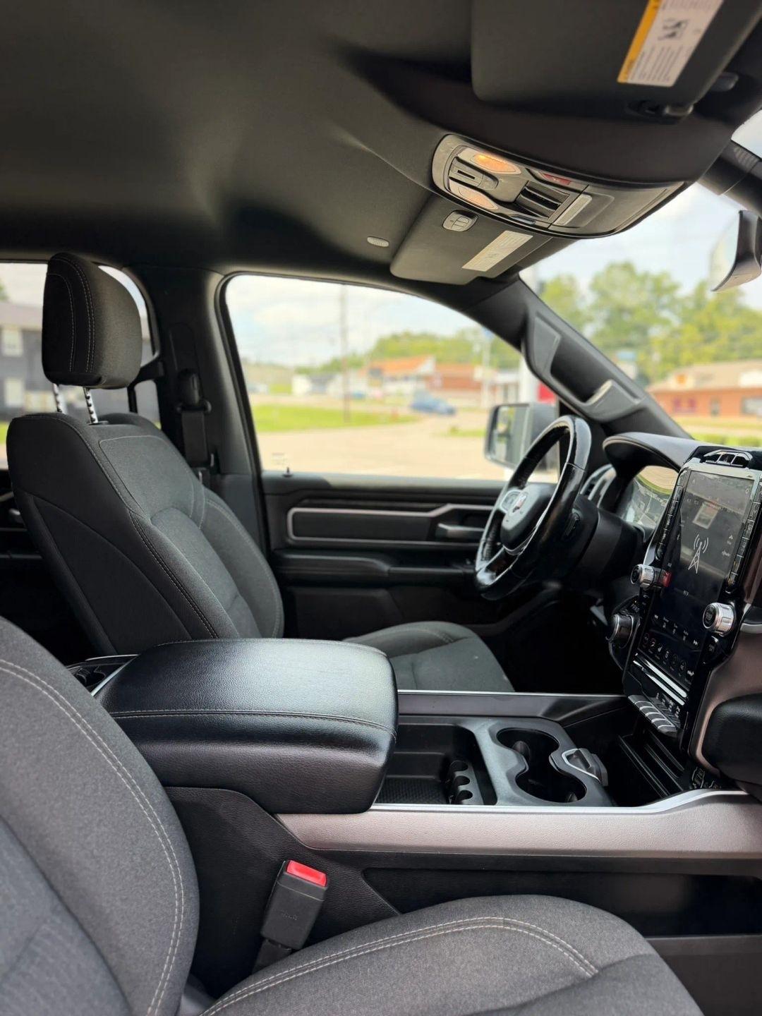 RAM 1500 Big Horn 4x4 Crew Cab 5'7" Box 2020