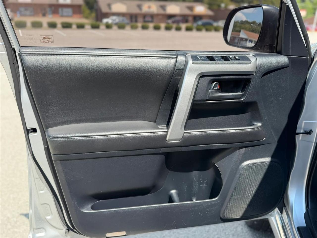 Toyota 4Runner 4WD 4dr V6 Limited (Natl) 2010