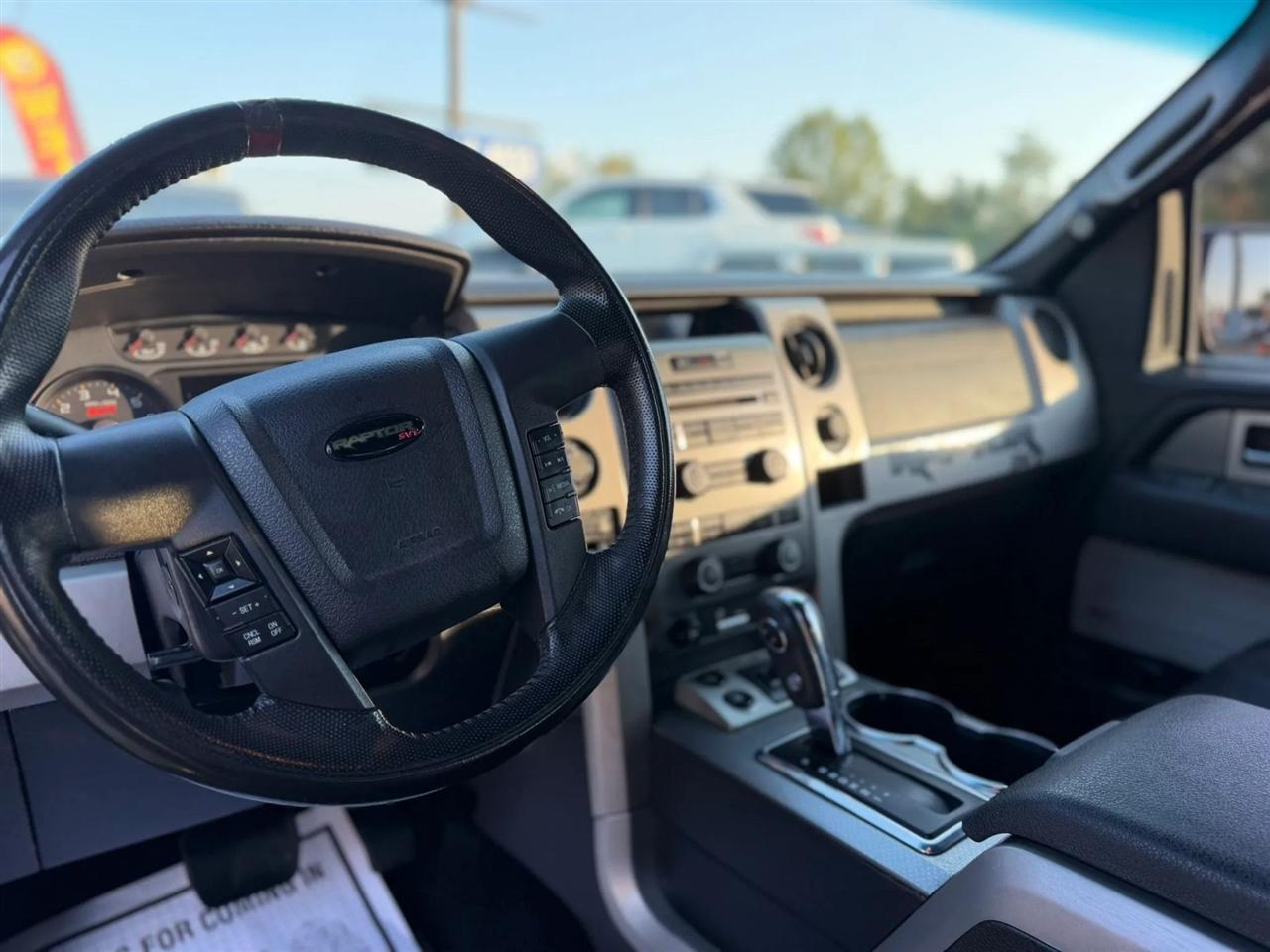 Ford F-150 4WD SuperCrew 145" SVT Raptor 2011