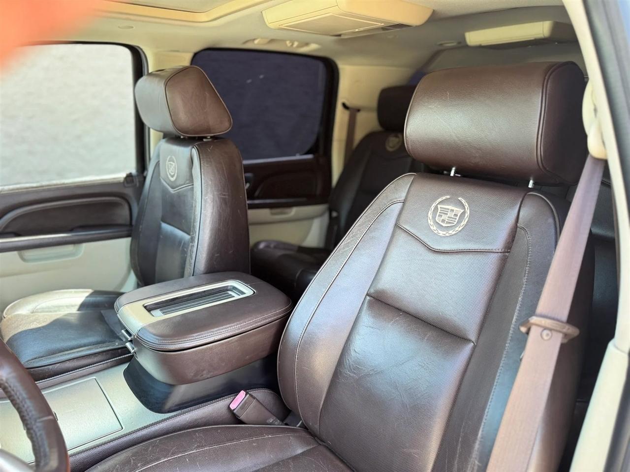 Cadillac Escalade ESV AWD 4dr Platinum Edition 2011