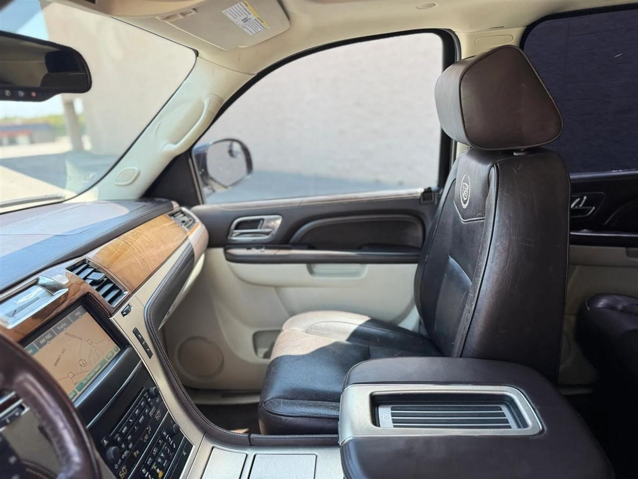 Cadillac Escalade ESV AWD 4dr Platinum Edition 2011