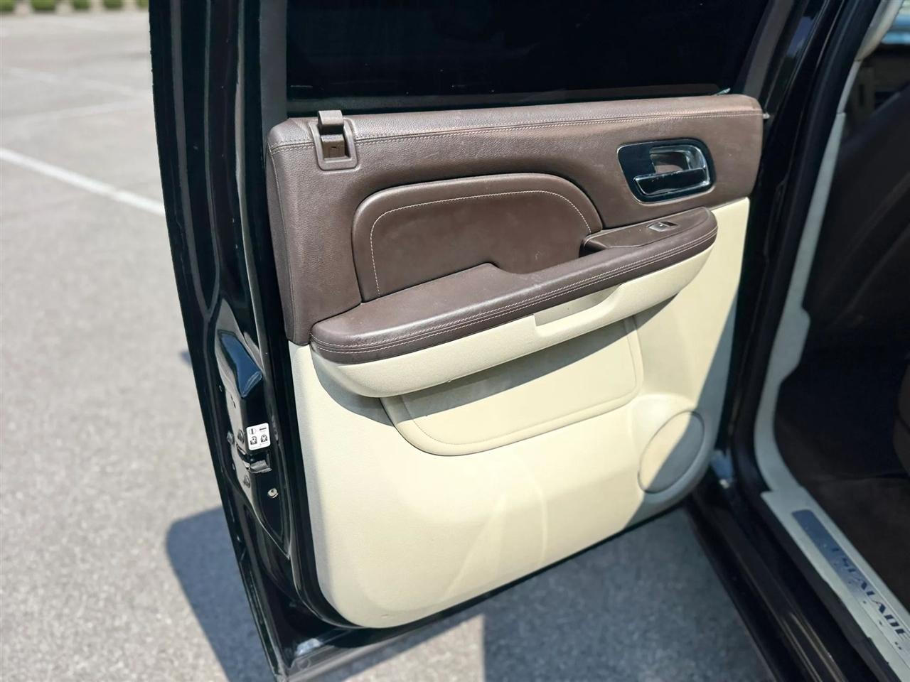 Cadillac Escalade ESV AWD 4dr Platinum Edition 2011