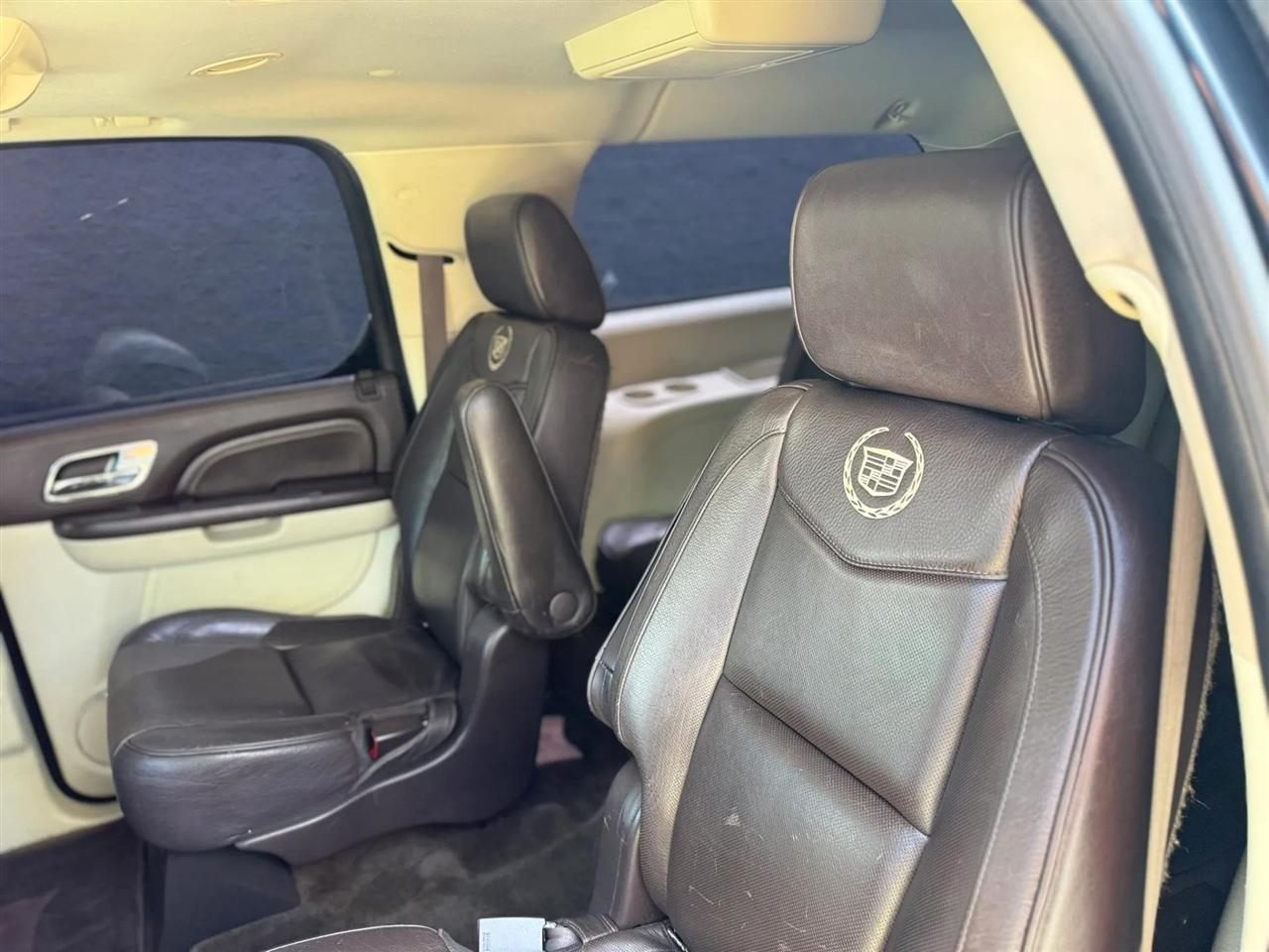 Cadillac Escalade ESV AWD 4dr Platinum Edition 2011