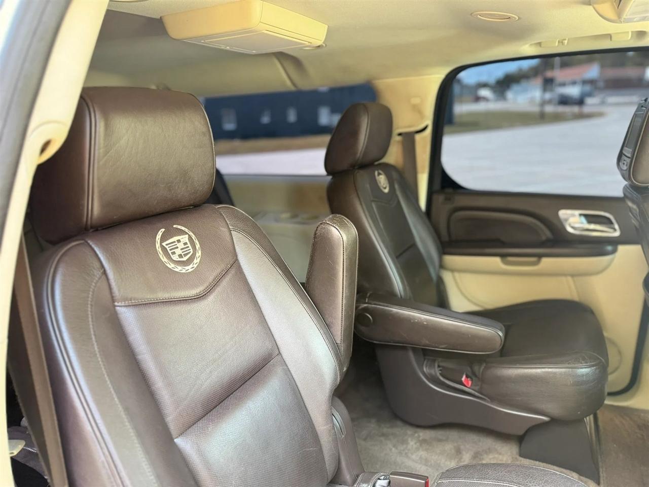 Cadillac Escalade ESV AWD 4dr Platinum Edition 2011