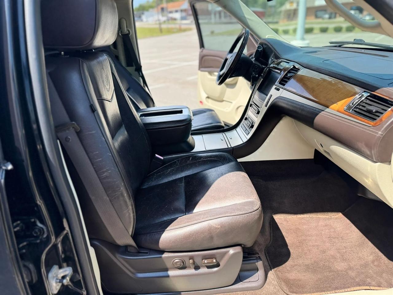 Cadillac Escalade ESV AWD 4dr Platinum Edition 2011