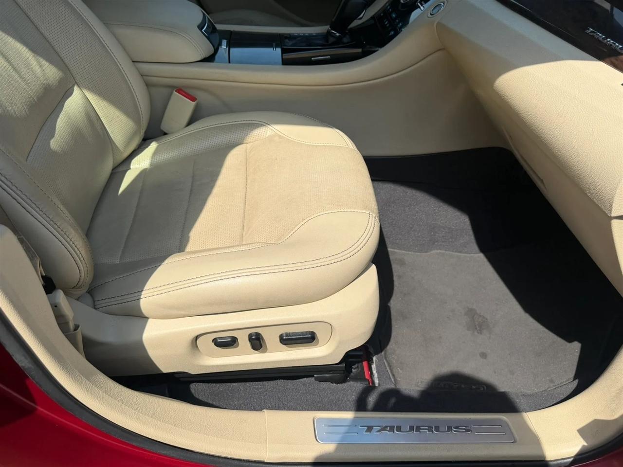 Ford Taurus Limited FWD 2019