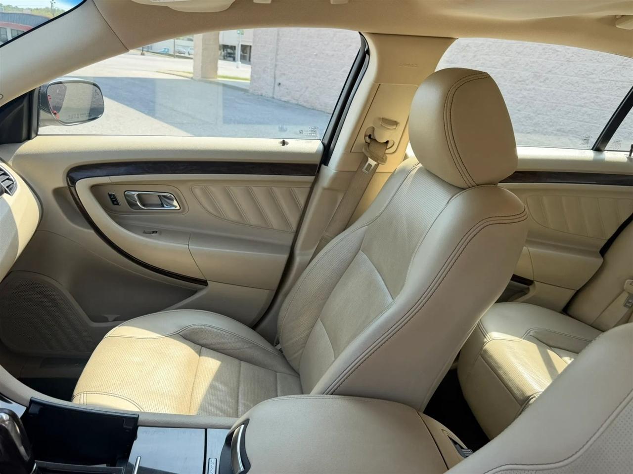 Ford Taurus Limited FWD 2019