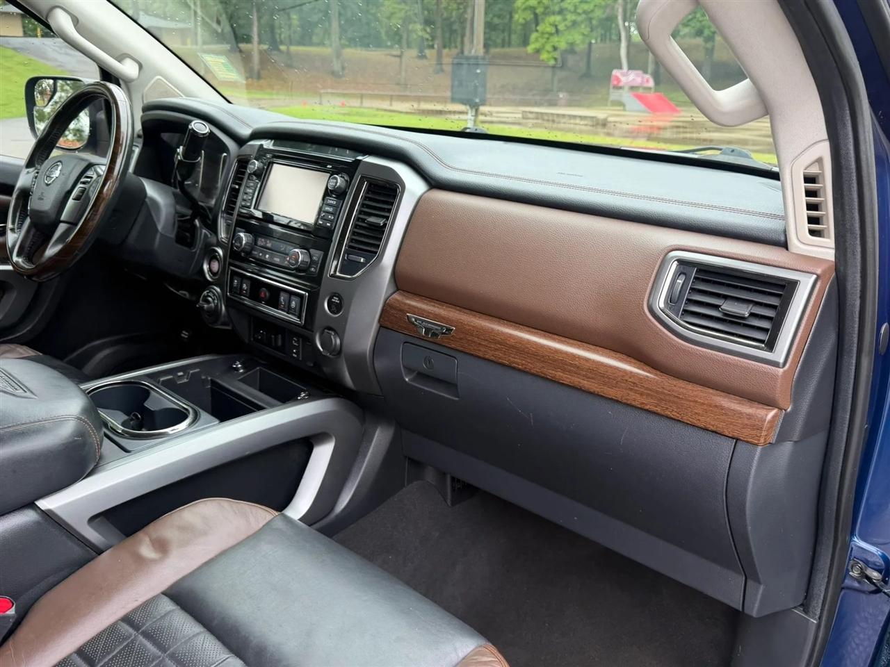 Nissan Titan 4x4 Crew Cab Platinum Reserve 2017