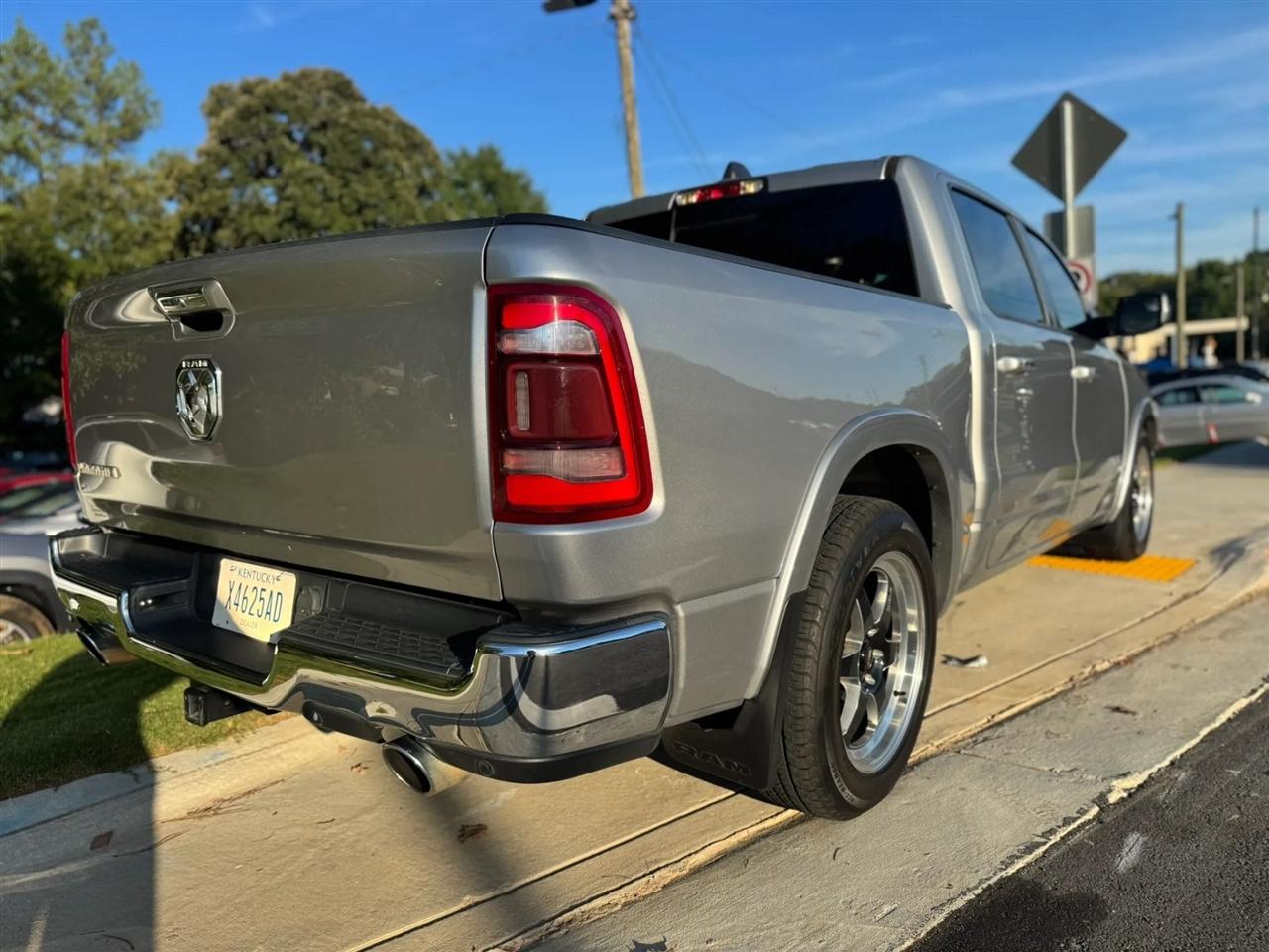 RAM 1500 Laramie 4x2 Crew Cab 5'7" Box 2021