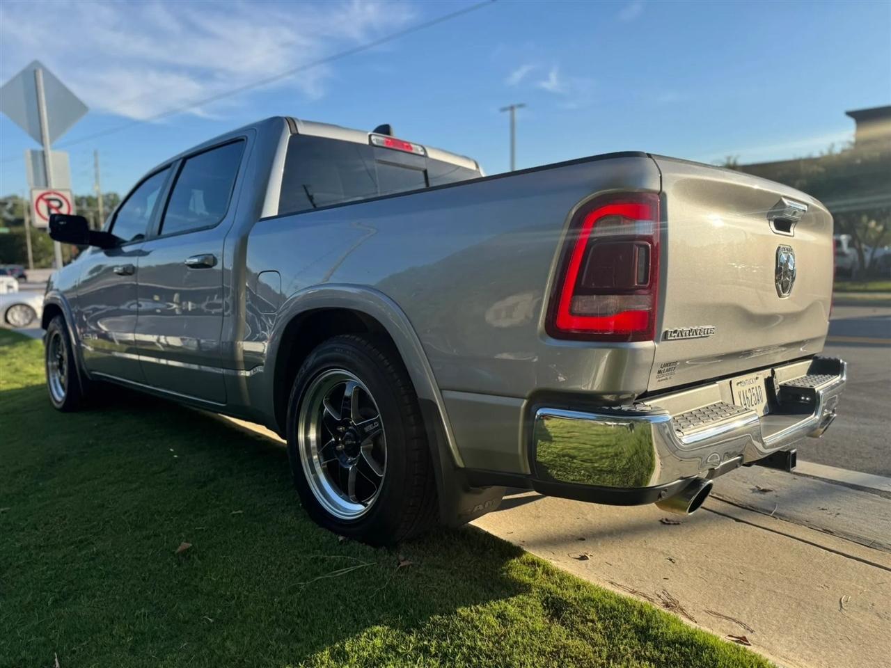 RAM 1500 Laramie 4x2 Crew Cab 5'7" Box 2021