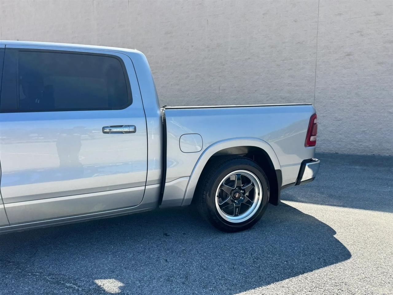 RAM 1500 Laramie 4x2 Crew Cab 5'7" Box 2021