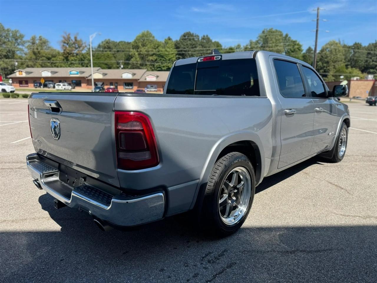 RAM 1500 Laramie 4x2 Crew Cab 5'7" Box 2021