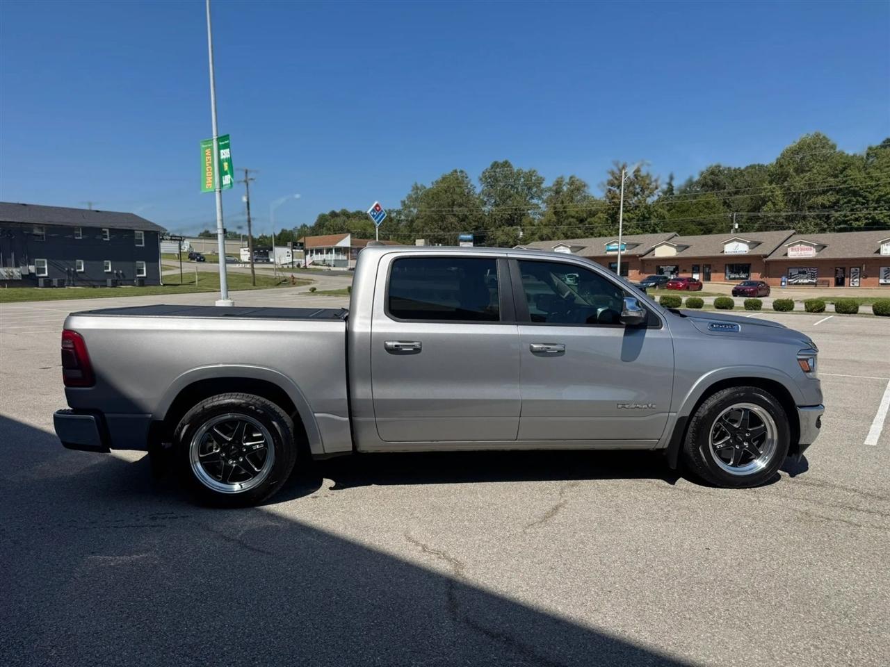 RAM 1500 Laramie 4x2 Crew Cab 5'7" Box 2021