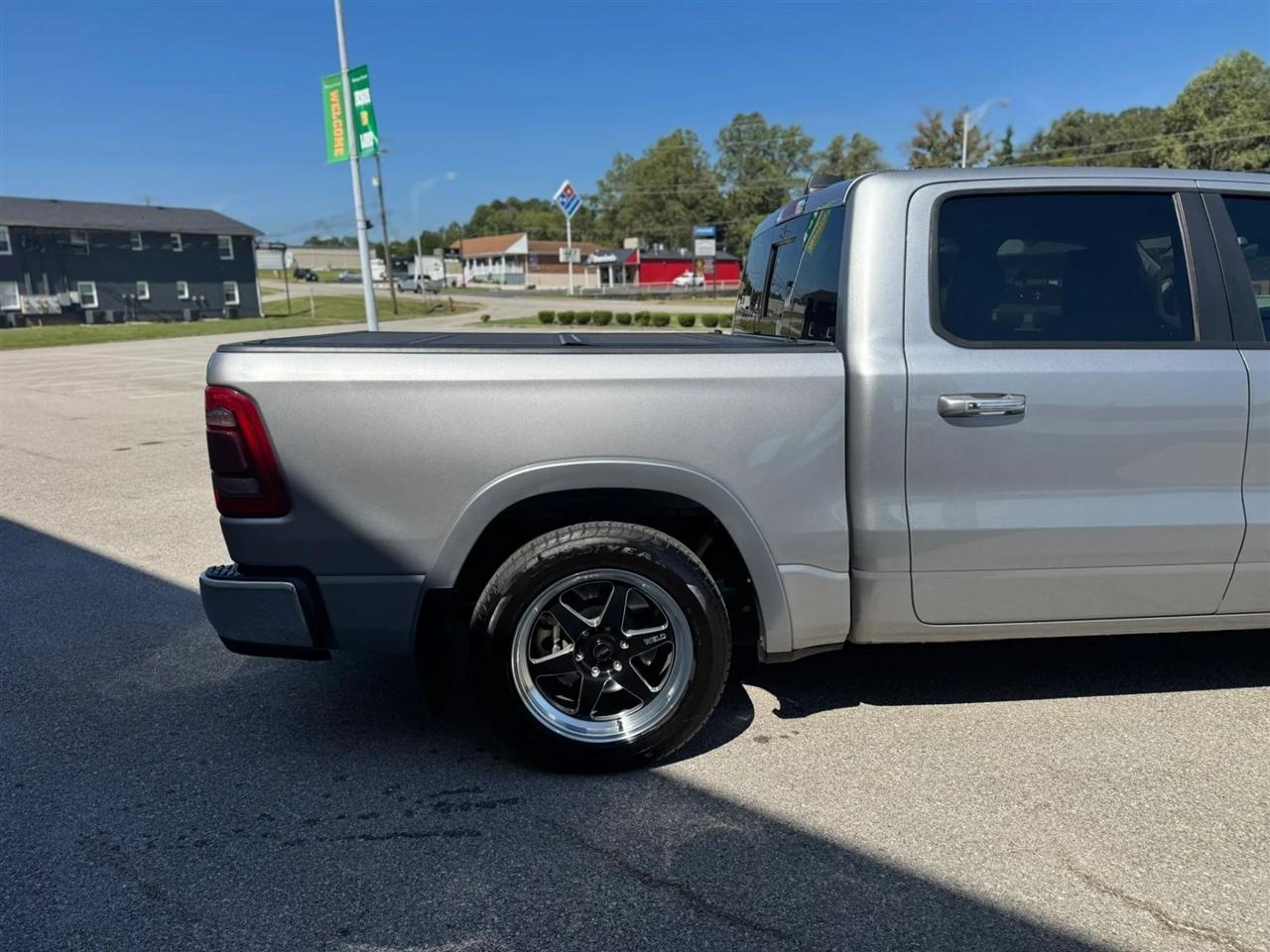 RAM 1500 Laramie 4x2 Crew Cab 5'7" Box 2021