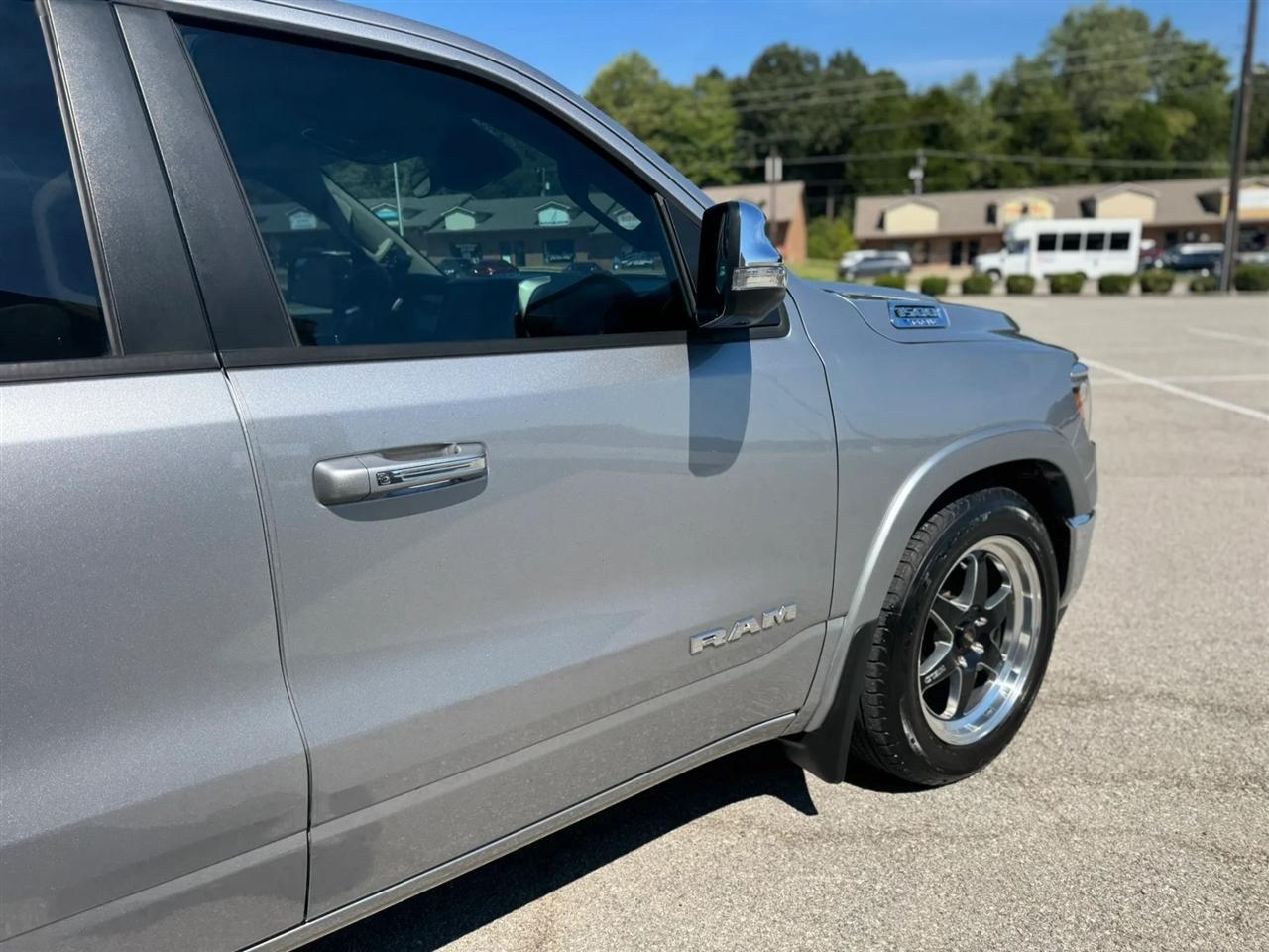RAM 1500 Laramie 4x2 Crew Cab 5'7" Box 2021