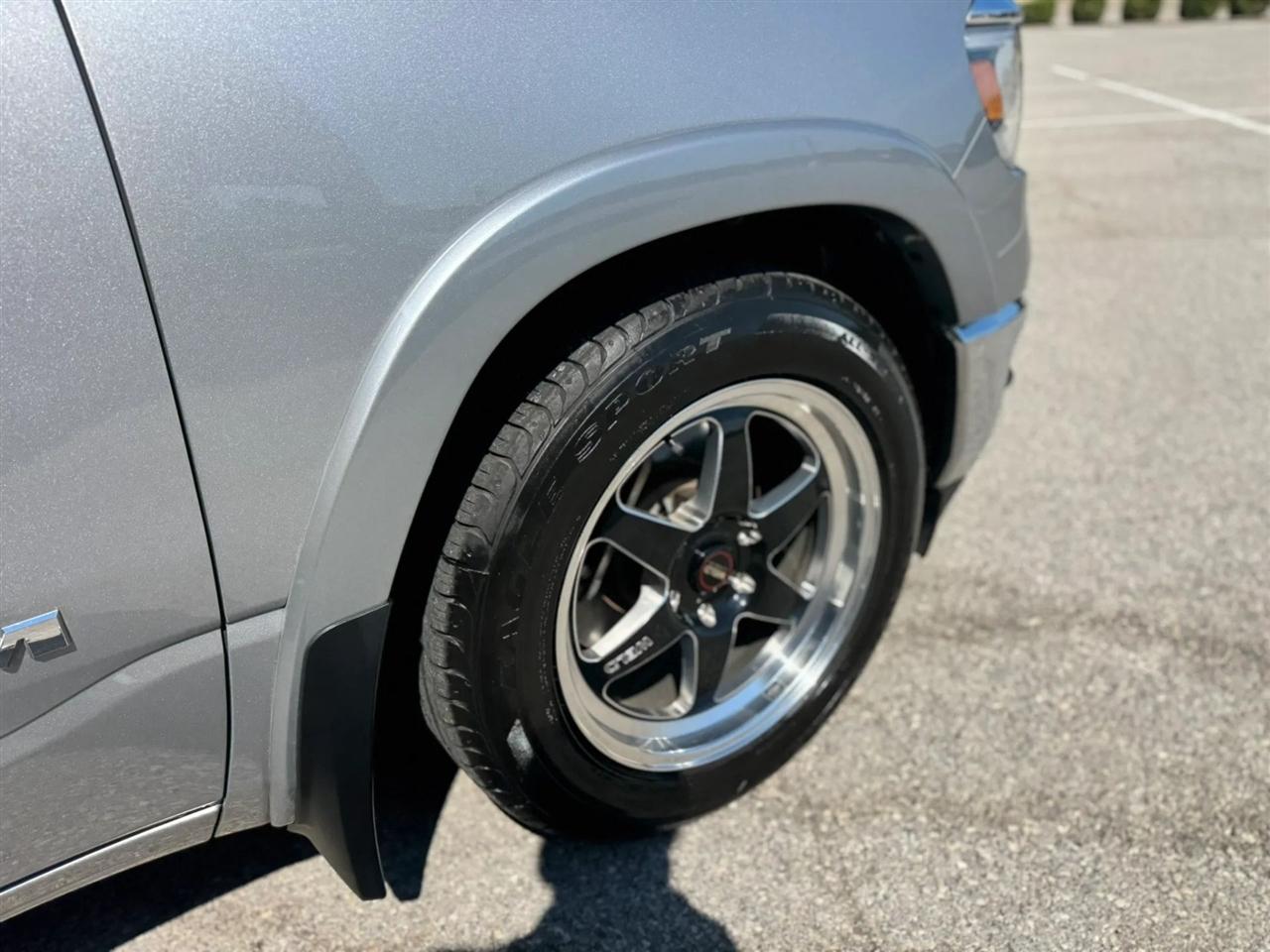 RAM 1500 Laramie 4x2 Crew Cab 5'7" Box 2021