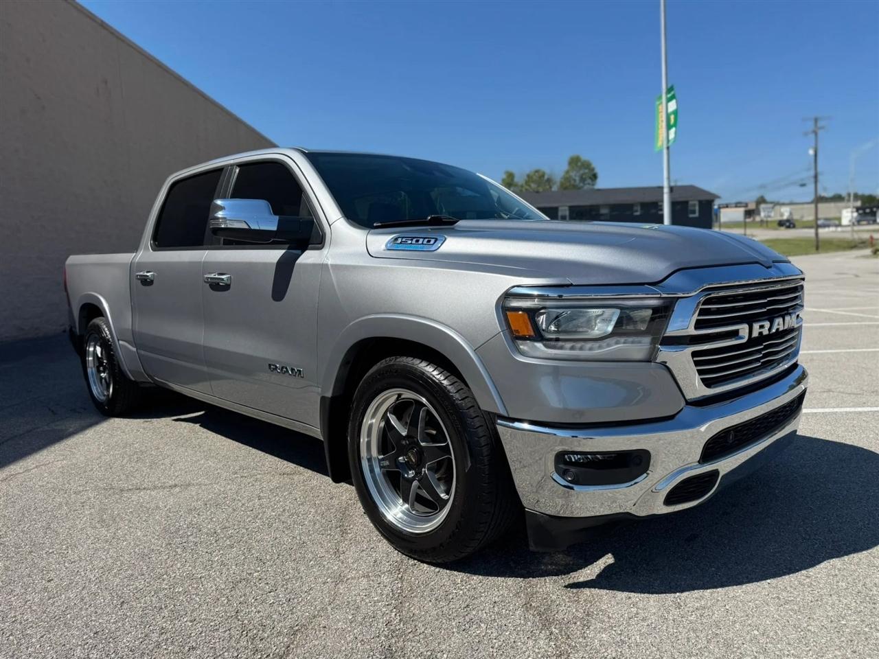 RAM 1500 Laramie 4x2 Crew Cab 5'7" Box 2021