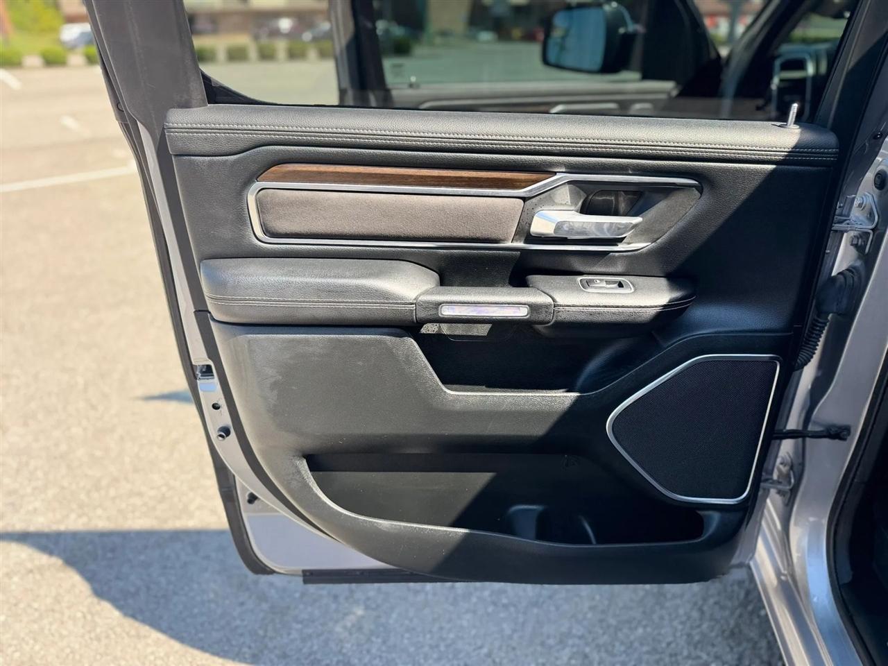 RAM 1500 Laramie 4x2 Crew Cab 5'7" Box 2021