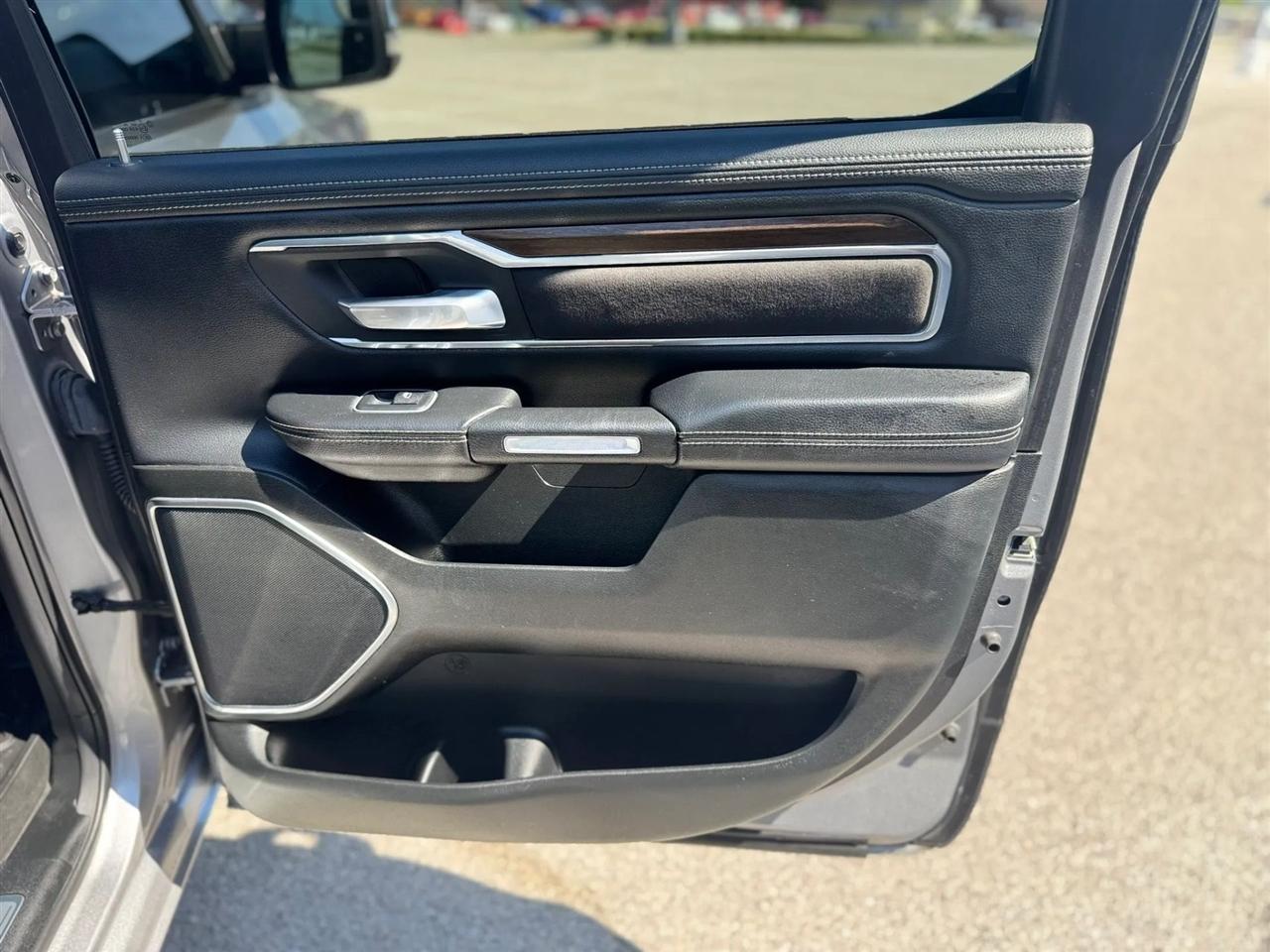 RAM 1500 Laramie 4x2 Crew Cab 5'7" Box 2021