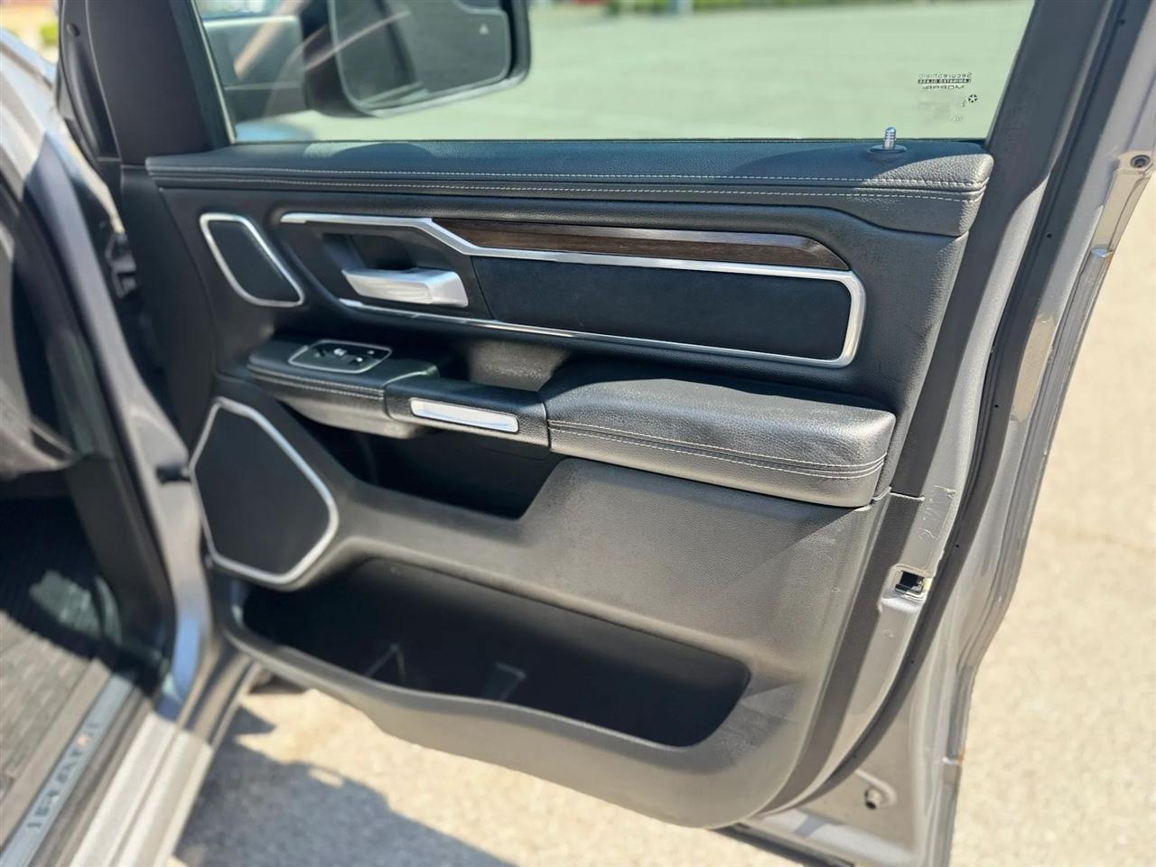 RAM 1500 Laramie 4x2 Crew Cab 5'7" Box 2021