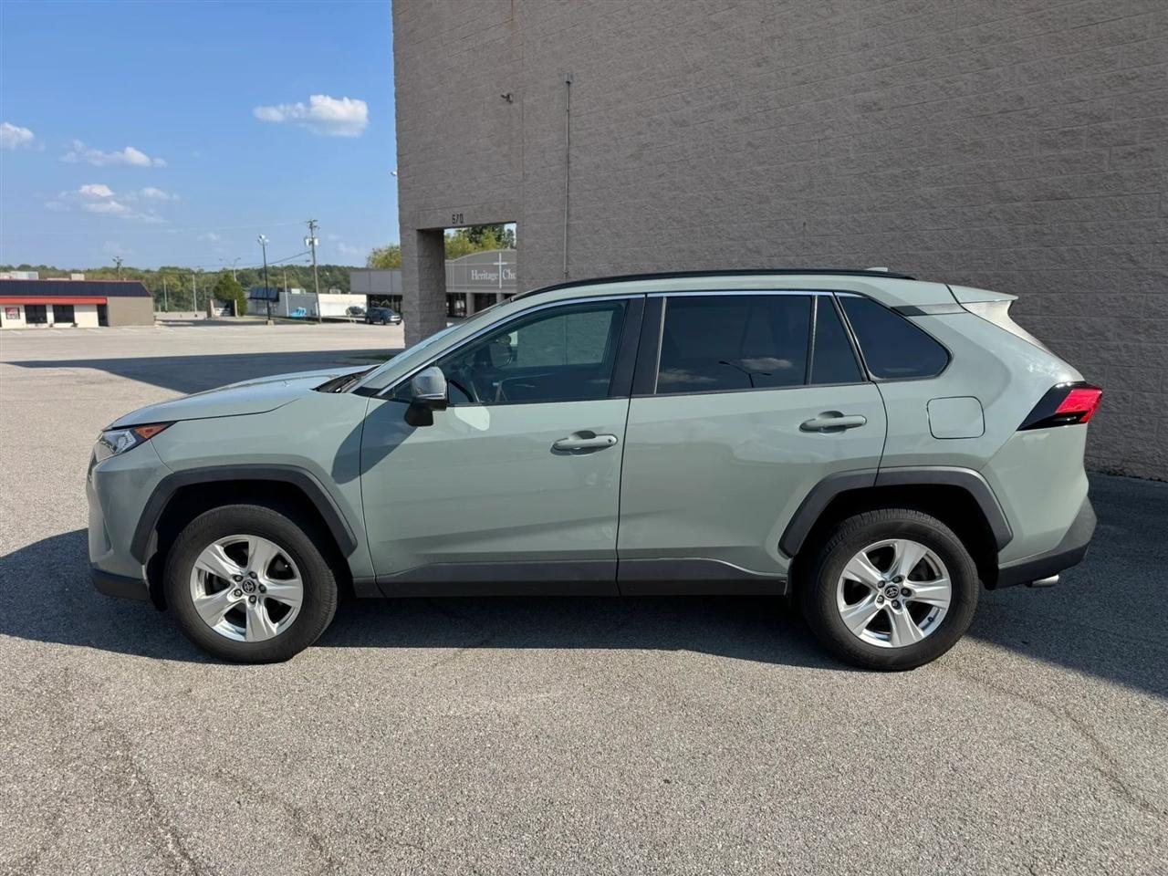 Toyota RAV4 XLE FWD (Natl) 2021