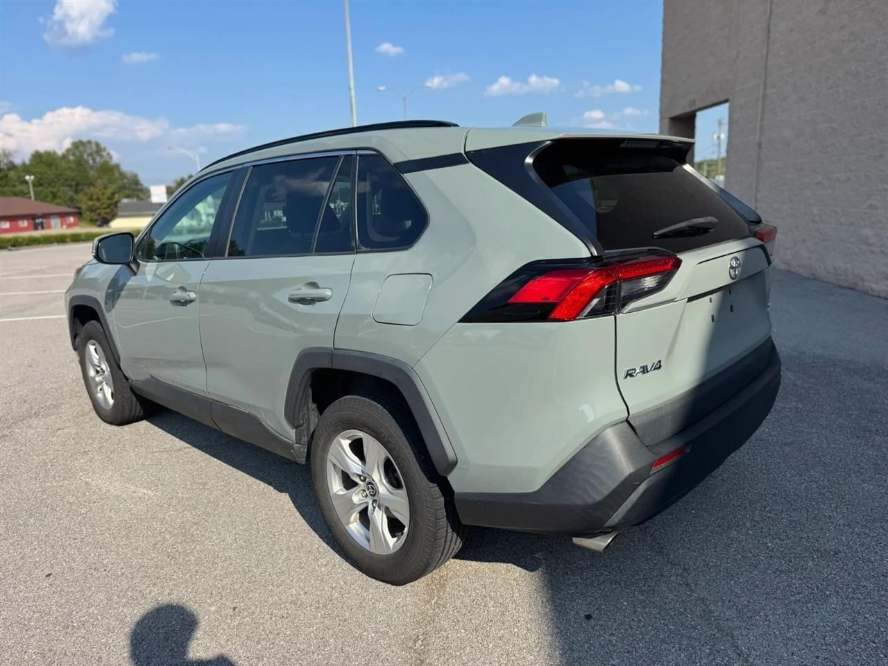 Toyota RAV4 XLE FWD (Natl) 2021