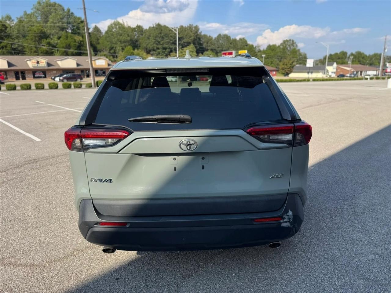 Toyota RAV4 XLE FWD (Natl) 2021