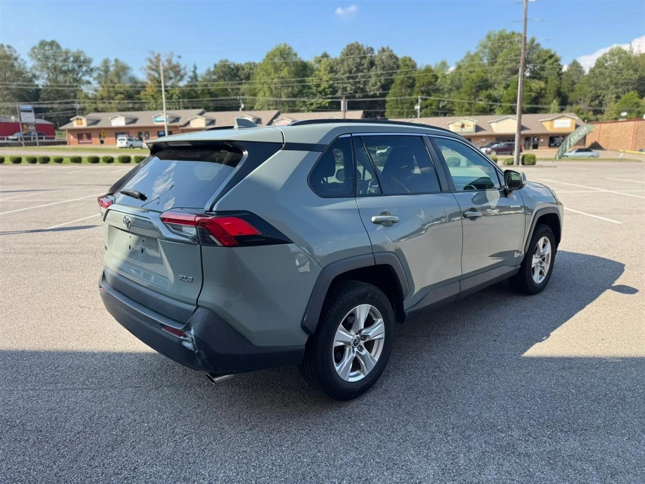 Toyota RAV4 XLE FWD (Natl) 2021