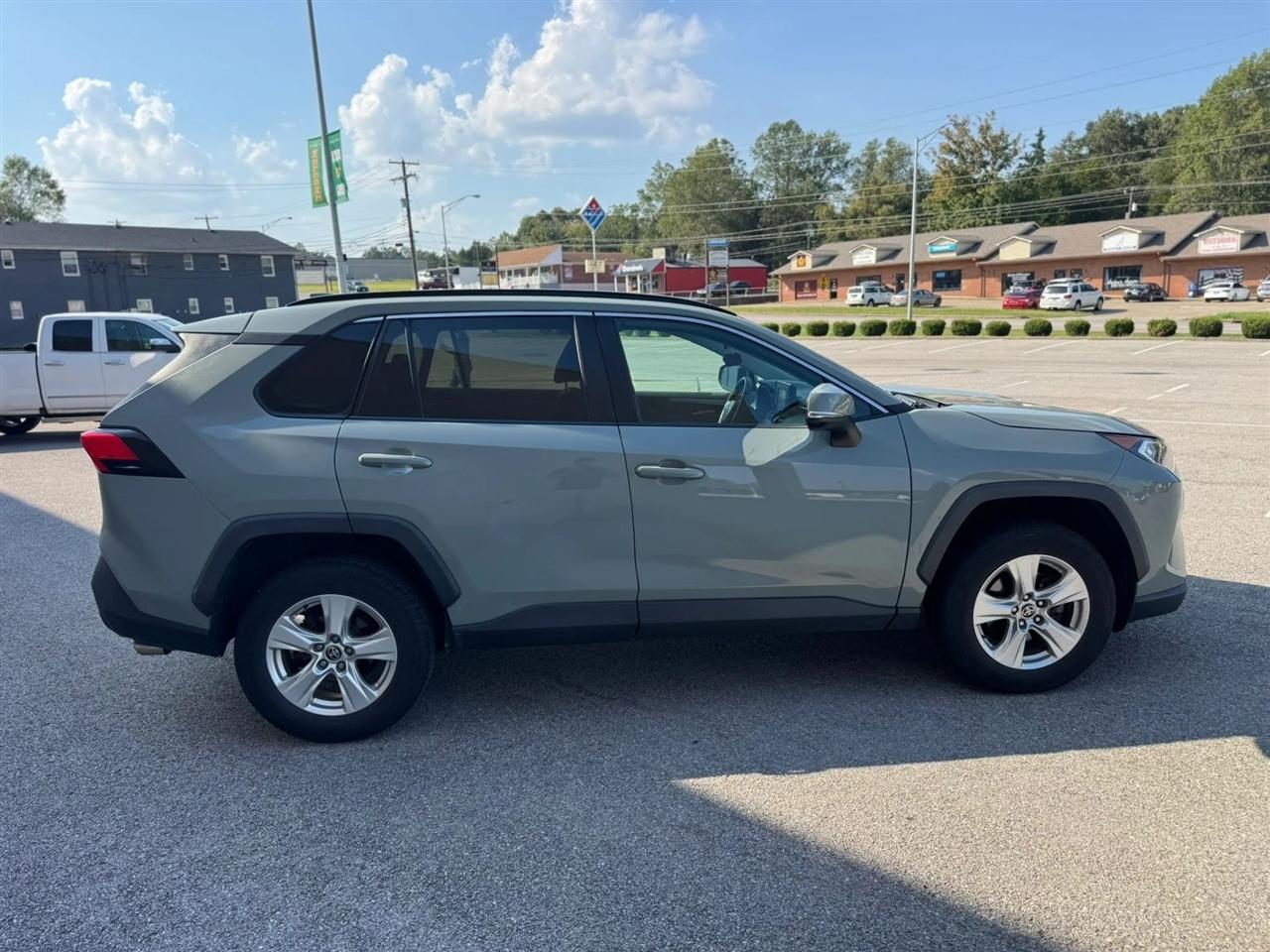 Toyota RAV4 XLE FWD (Natl) 2021