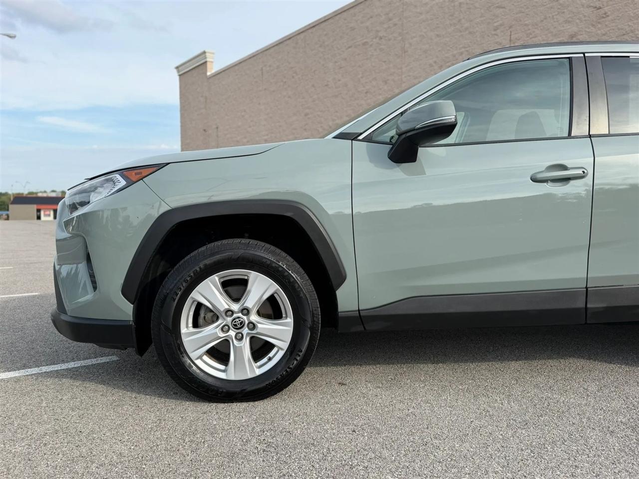 Toyota RAV4 XLE FWD (Natl) 2021
