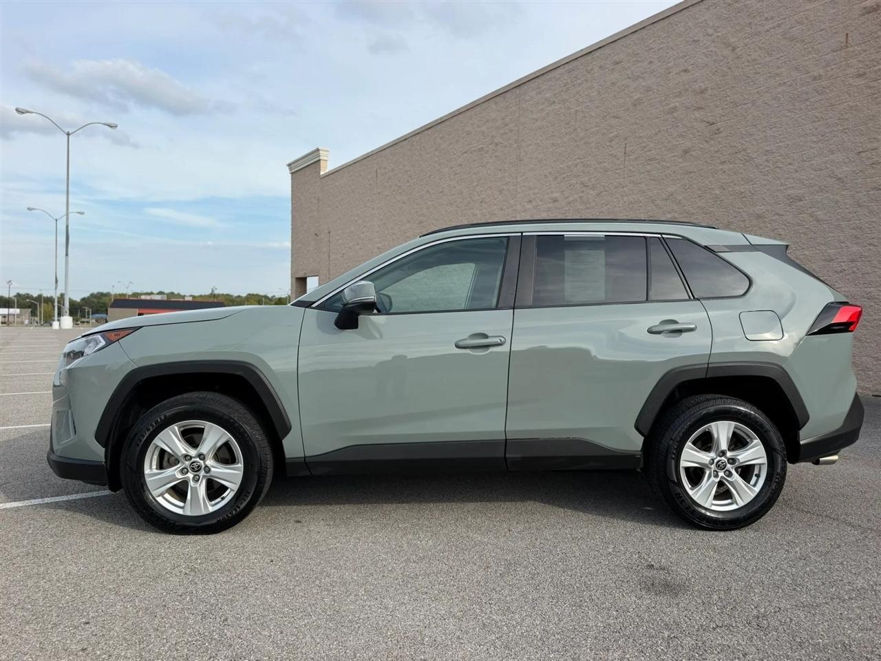 Toyota RAV4 XLE FWD (Natl) 2021