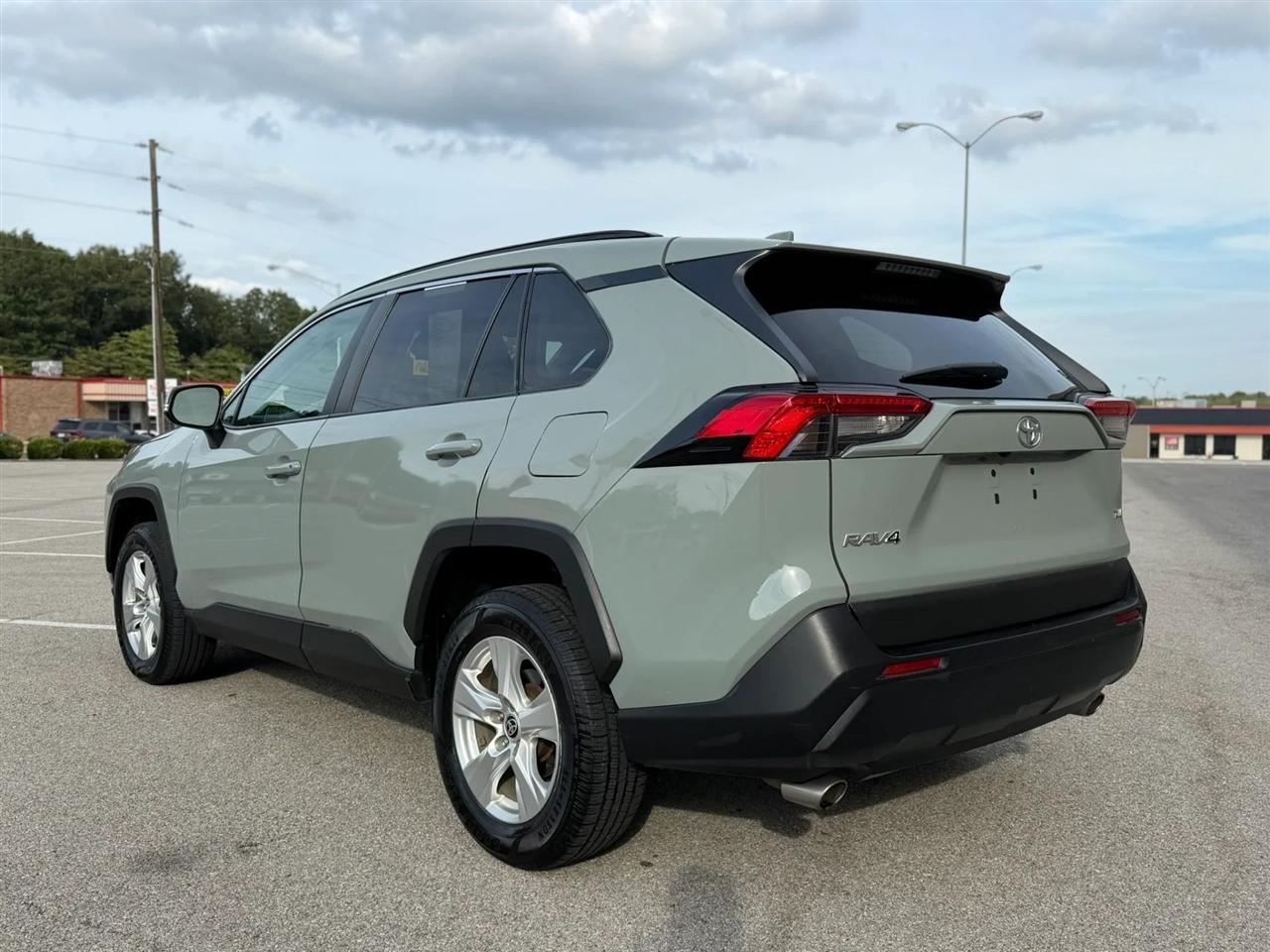 Toyota RAV4 XLE FWD (Natl) 2021