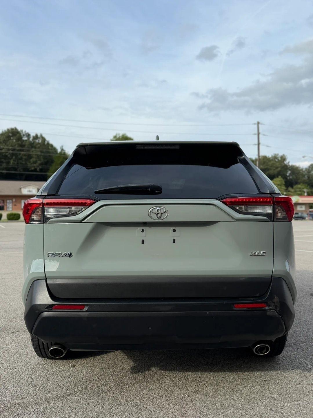 Toyota RAV4 XLE FWD (Natl) 2021